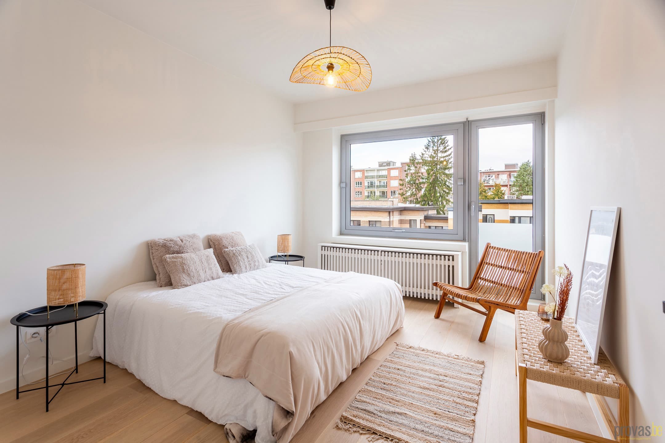Mix echte en kartonnen meubels — vastgoedstyling door Intrastijl